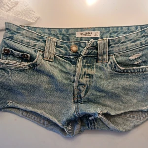 Lowwaist jeansshorts - Säljer mina shorts från pull&bear eftersom att de kommer till dålig ändvändning, inga defekter kan vara lite tighta i midjan men dom töjs ut efter andvändning. Kan diskutera priset. Vill du ha fler bilder så kontakta.
