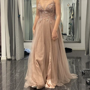 Klänning  - Säljer min sjukt snygga klänning! Den är i väldigt fint skick, då den endast användes en kväll. Original pris: 5200kr Mitt pris: 3000kr PRIS KAN DISKUTERAS Hör gärna av er om fler bilder! 