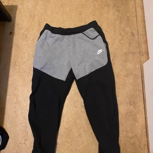 Nike Tech Fleece byxor - Storlek L, fraktar direkt
