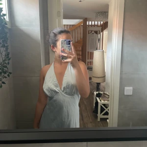 Sidenklänning  - Supersöt sidenklänning från Bianca Nelly, perfekt till midsommar! Nyskick🩵