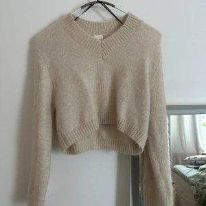 Croppad mohair tröja - Fin tröja från hm. Använd en gång. Mohair/ull blandning. Tror de är en L men passar mig som normalt bär S/Xs