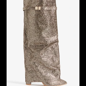 Hm klackar  - Aldrig använda, ligger fortfarande ner packade, Kan skicka bilder vid förfrågningar.