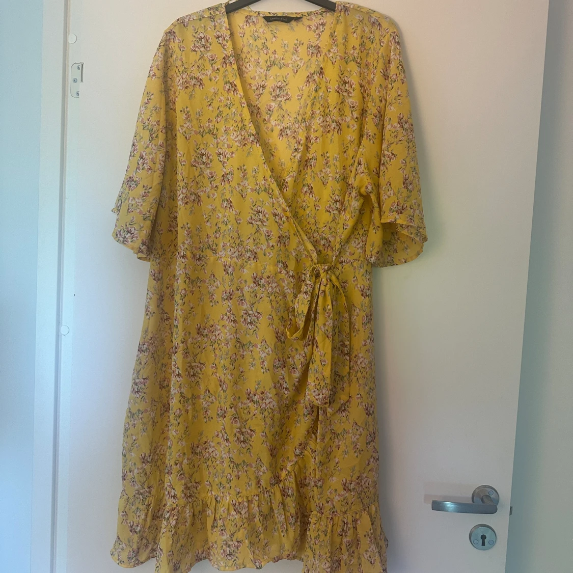 Blommig omlott klänning 