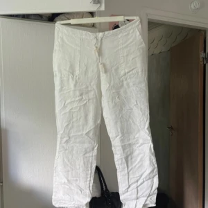 Roxy linnebyxor  - Supersnygga lågmidjade vita linnebyxor med raka ben, liknar roxy