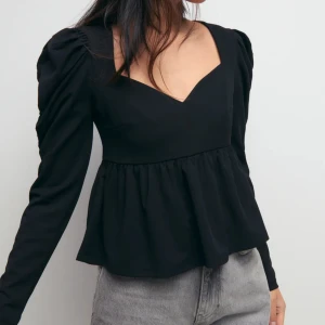 Jessica peplum top - slutsåld gina top, den är i sjukt bra skik, inga hål osv.💗(köpt för 300kr)