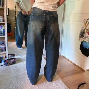 BERSHKA Jeans - Säljer snygga BERSHKA jeans då de ej längre passar som jag vill och tänker att de kanske kan få ett nytt hem:) 73cm inerben och 38cm bred midja