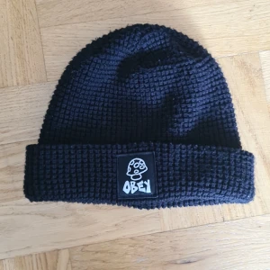 Obey mösaa - Säljer min obey mössa för jag har inte avänig av den. Knappt avänd 