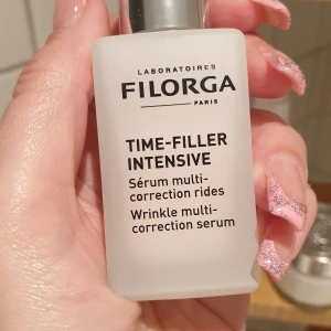Filorga filler serum - Filorga filler serum har testat 3 droppsr och den är jättebra men jag har extremt torr hud så  behövde hitta något ännu mer återfuktande men denna gör så huden blir så len plumpig och slätare 
