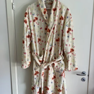 Djerf avenue morgonrock  - Betalas helst med Swish då jag är i behov av pengar. Skickas spårbart.  Populär morgonrock från Djerf avenue. Storlek M-L. Den är i gott skick och den enda defekten som finns syns på en av bilderna där bandet man hänger upp den med är lite defekt, men det