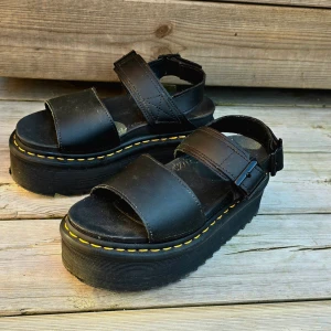 Dr Martens sandaler  - Välskötta sandaler i läder från Dr Martens.  I storlek 37.