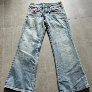 Low waist jeans  - Säljer dessa supersnygga jeans från märket popchic💗 Jag köpte dessa på Plick men säljer då dom var för små för mig💗 Midja 34cm rakt över innerben 64cm! Vid frågor eller funderingar är det bara att höra av sig💕