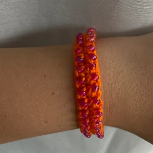 Armband - Virkat armband med pärlor som jag gjort själv✨ Kan mötas upp i Örebro annars står köparen för frakt, frakten är kostnaden av ett frimärke🥰
