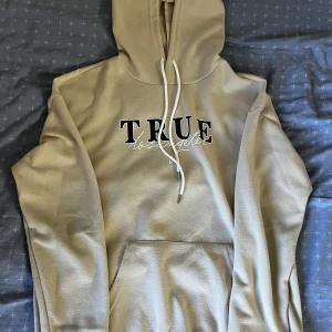 Hoodie - En Beigne Hoodie i storlek S, köpt från Shein. Använd ett fåtal gånger och är i bra skick.