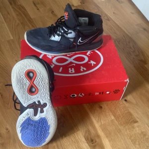 Kyrie infinity  - Säljer Kyire ”8” basketskor för mycket bra pris. Tractionen är nästan som nytt, det är dessutom få defekter på skorn då jag endast använt de i 2 månader.  Ps! Dessa skor produceras inte längre och därför har de stigit i pris och blivit sällsynta!