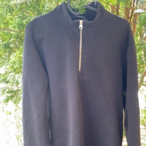 Half Zip - Säljer en half zip, halvt använd Väldigt liten Large, passar mer medium