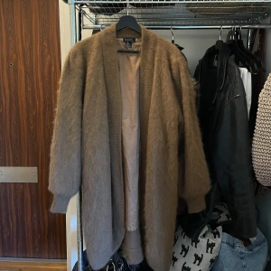 Hårig cardigan - Cardigan köpt second hand. Super mjukt material.