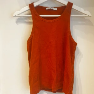 Ribbat linne  - Kopparrött ribbat linne från NA-KD  Kika gärna in mina andra annonser på liknande linnen 