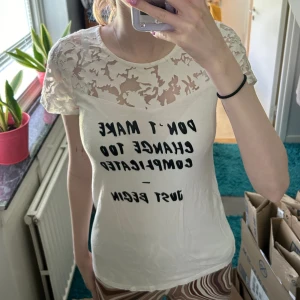 Vit t-shirt - T-shirt med spetsmönster och text, storlek s, bra skick