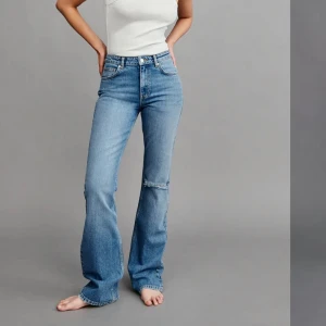 Fullength jeans - Midwaist fullength jeans från Ginatricot i storlek 36. Hål på en benet. Har kommit till mycket användning men passar mig inte längre. Klippta så de passar någon i längden runt 165 beroende på hur mycket man vill att de ska gå över skorna🥰 Slutsålda