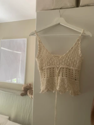 Stickat linne - Ett stickat linne i beige. Är i storlek xs/s.