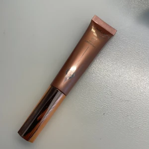 charlotte tilbury blush - Charlotte Tilbury liquid blush i färg pinkgasm 💗Ger superfint lyster och kan användas som blush och highlighter. Köpt i London för ca 490, och endast använd 2 gånger 💗
