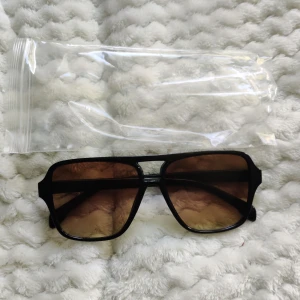 Solglasögon  - Helt nya trendiga solglasögon aldrig använd 