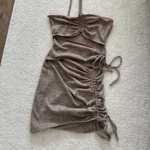 Klänning med snörning - Endast använd en gång. Inte knutit ordentligt på bilderna 