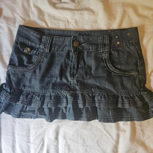 Lågmidjad jeanskjol - Säljer denna super söta kjol då den inte passar mig. Den är lågmidjad och har söta volanger. Är i superbra skick! Pris går att diskutera❤️