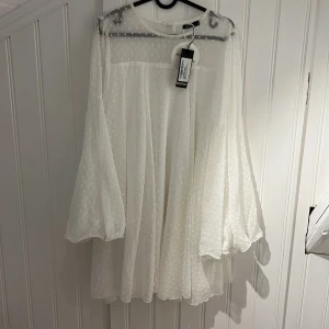 Vit klänning  - Supersöt och somrig klänning från boohoo. Aldrig använd, alla lappar kvar. 