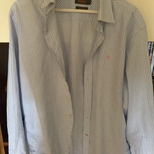 fet randig morris skjorta strlk M - En riktig stilren morrisskjorta som är perfekt till sommaren☀️ Skjortan är i riktigt fint skick och som ny!🌟 Hör av dig för fler bilder eller frågor!👔