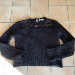 Stickad tröja - Stickad tröja med form vid halsen. Tröjan är i perfekt skick. Säljs pga rensa garderoben. 