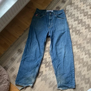 Polar Big boy jeans - Blåa Big boy jeans från Polar skate Co. Säljer då dem ej kommer till användning längre. Använt skick, slitna längst ner. Skriv vid frågor!