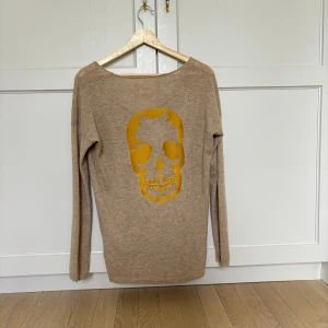 Cashmire tröja  - Så fin cashmire tröja från zadig & Voltaire  Tröjan är i storlek S och ser ut att vara i nyskick förutom två små hål 