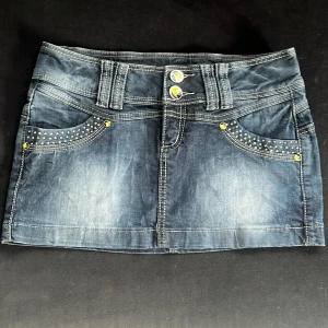 Vintage jeanskjol  - Lågmidjad jeanskjol, strl 28 men passar xs-s