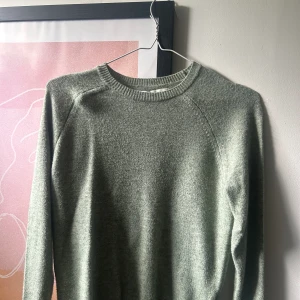 Grön stickad tröja  - Tröja från ONLY i mycket bra skick. Storlek XS men passar även S med fin passform.