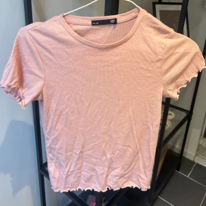 Rosa t-shirt - T-shirt från Lager 157, i mycket bra skick. Storlek XS men passar även S.