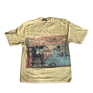 Tshirt - Supercool secondhand tröja med snyggt tryck. Storlek står inte men sitter oversized på mig och jag har strlk s. Prutning välkomnas!