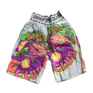 Shorts - Ett par superunika ”boxningsbyxor” med coolt tryck som är 100% bomull. Vet inte storlek men passar mig i midjan och jag har s, väldigt stretchigt midjeband så passar nog dom flesta. En baksidan är lite solblekt (se bild 2) men annars är dom som nya! 