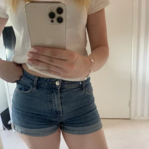 Blåa jeans shorts  - mörkblå jeans shorts i otroligt skönt material, storlek 38 men smått stretchiga i materialet