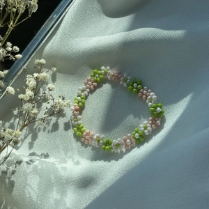 Blommig armband 💕 - .