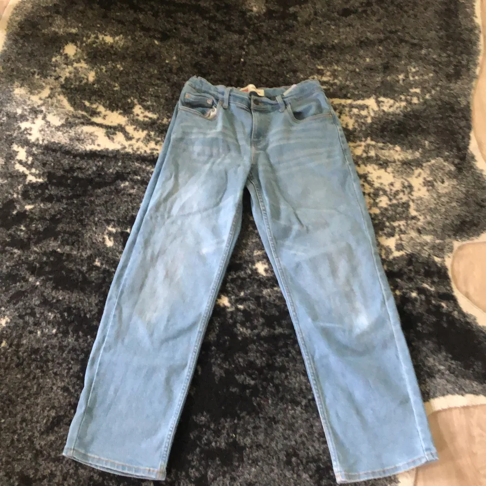 Skick 10/10 aldrig använda  Loose taper Ljus blåa snygga jeans  . Jeans & Byxor.