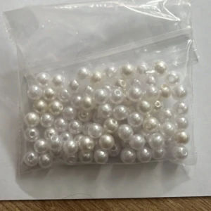 Pärlor  - Pärlor vit/ beach  Cirka 80 stycken 