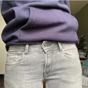Gråa Pepe jeans  - Gråa Pepe jeans i storlek W25 L30. Modellen Holly straight. Jeansen har låg midja och raka ben. Bra sick utan några defekter. Säljer då de är för korta för mig som är 170. Pris kan diskuteras! 