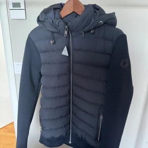 Moncler Cardigan 2024model - Hej, säljer min cardigan då jag fick helt fel strl och med av tagna tags osv gick det inte att lämna tbx. Vid frågor är det bra att skriva! Kan gå ner lite i pris vid snabb affär då jag letar moppe, man man it skriva allt på Plick 🇹🇷