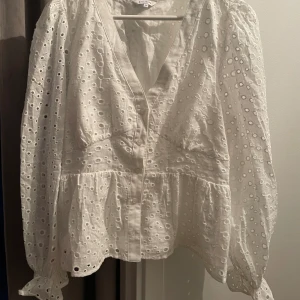 Vit blus - Jättefin blus från bubbleroom, endast provad. Strl 42 men skulle säga att den är liten i storlek så den passar 38/40  Nypris 500kr