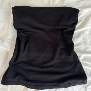 Lång tubtopp - Lång svart tubtopp från H&M. Med innefoder framtill. Storlek M