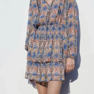 mönstrad klänning  - jätte fin mönstrad klänning från zara. använd endast 2 gånger och är i nytt skick💖