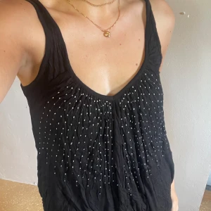 Linne - Svart linne med pärldetaljer på framsidan. Storlek S/M. Bra skick 