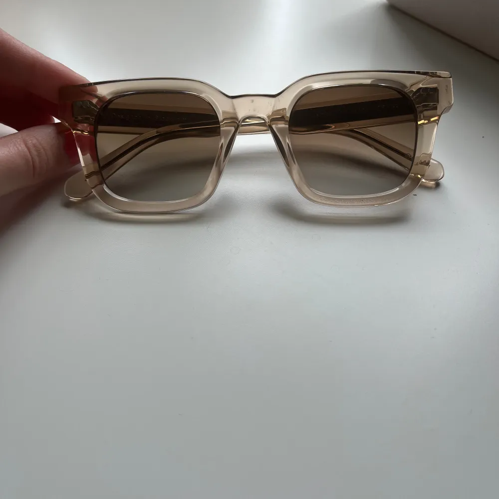 Superfina solglasögon från Chimi i modellen 04 och färgen Ecru. Köpta för ungefär ett halvår sedan och nypris är 1380kr. Solglasögonen har använts några gånger men inget tecken på slitage:) Allt medföljer förutom förvaringspåsen. . Accessoarer.