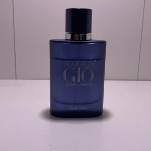 Acqua di gio profondo🧼💦🌊 - Säljer min acqua di gio profondo som är en riktig sommar banger, den luktar fräscht och sommar. Det är ca 35/40 ml kvar. 